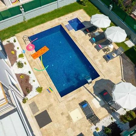 Exclusive With Private Pool, 1005 *